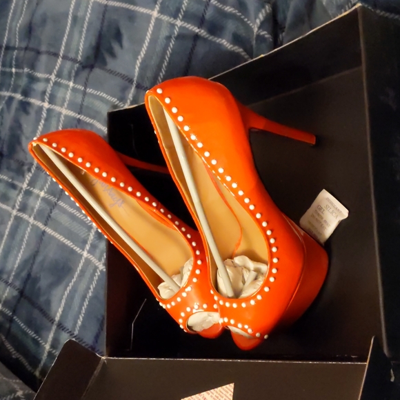 Taylor Says/Taylor Reeves 7.5 Orange Heels - Picture 4 of 8